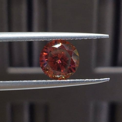 حجر موزنايت 1 قيراط بشهادة GRA