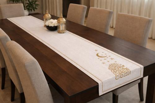 مفرش طويل مقاس 180*31 خياطه تطريز