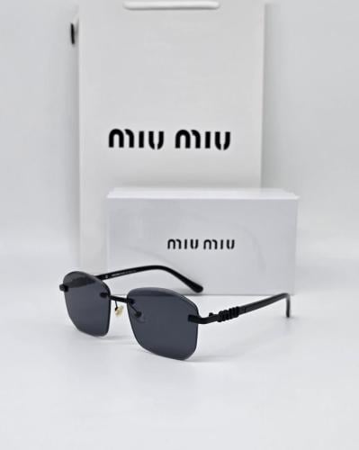 نظارة Miu Miu مع الملحقات