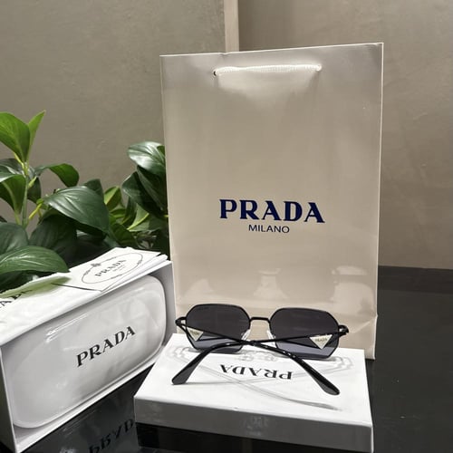 نظارة PRADA مع الملحقات