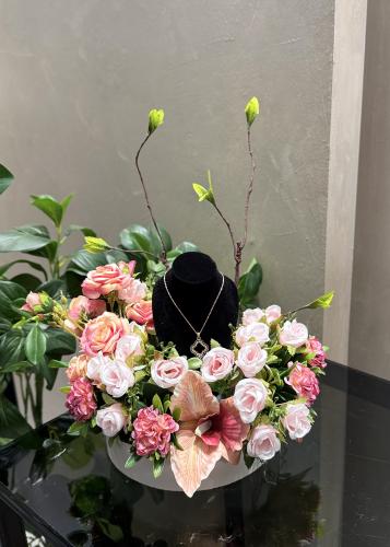 فازة ورد فخمه & قلادة فان كليف