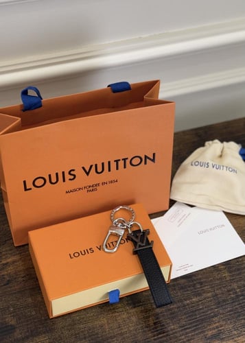 ميدالية LVمع الملحقات