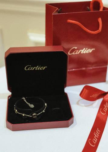 أساور Cartier مع الملحقات