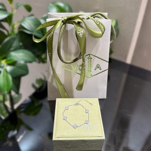 أساور فان كليف مع الملحقات