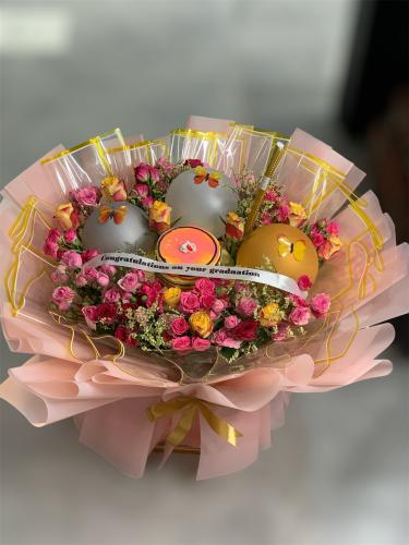 باقة ورد وكيك تخرج عملاقة