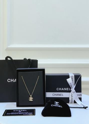 قلادة شانيل مع الملحقات