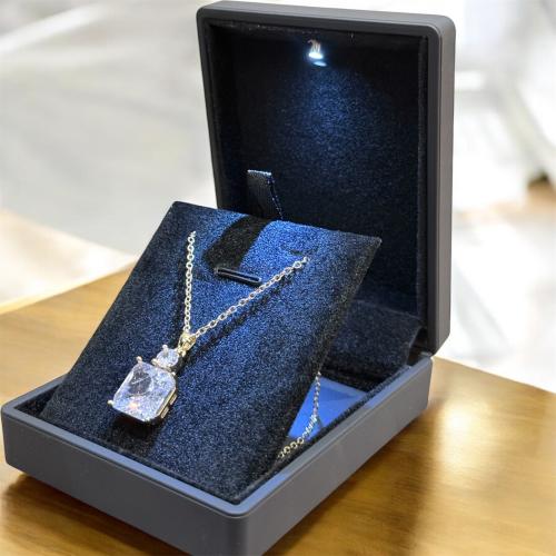 قلادة سواروفسكي & علبة مضيئة