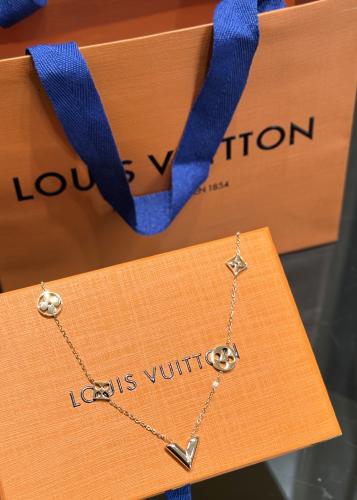 عقد LV مع الملحقات