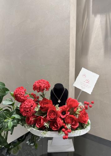 ستاند فخم & قلادة فان كليف