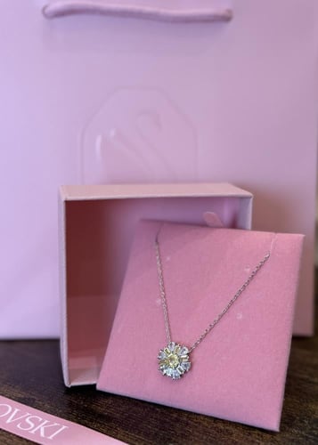 قلادة سواروفسكي مع الملحقات أصفر