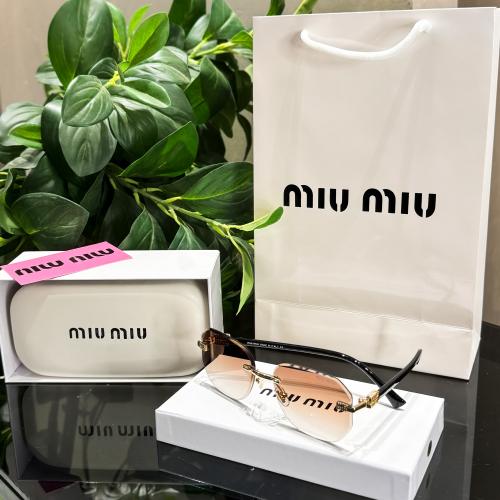 نظارة Miu Miu مع الملحقات