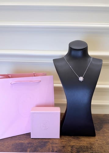 قلادة سواروفسكي مع الملحقات وردي