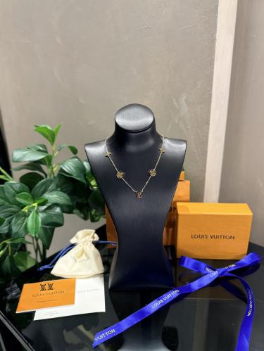 عقد وأقراط LV مع الملحقات