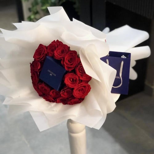 باقة ورد & قلادة سواروفسكي