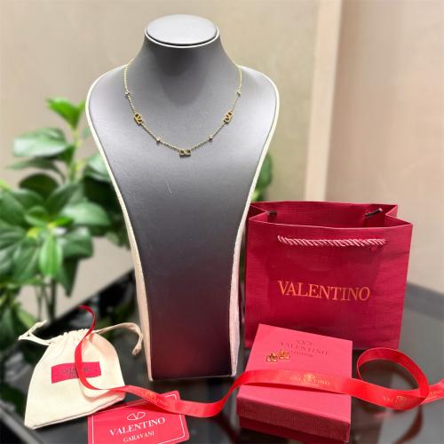 عقد وأقراط فالنتينو مع الملحقات