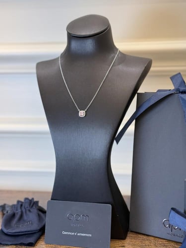 قلادة APM بنك وفضي مع الملحقات