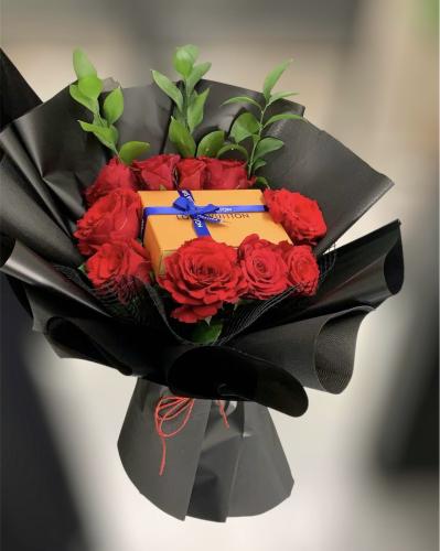 باقة جوري أحمر & أساور لويس