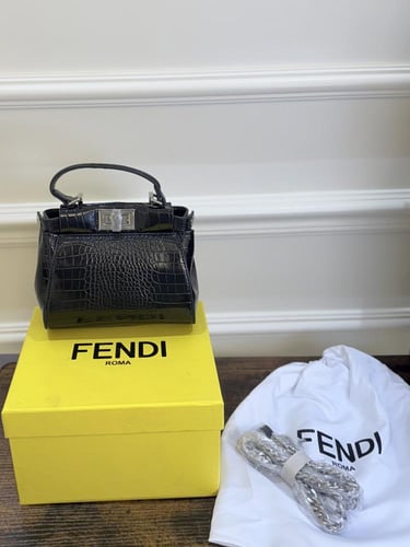 شنطة FENDI مع الملحقات