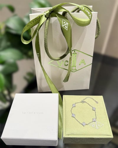 أساور فان كليف مع الملحقات