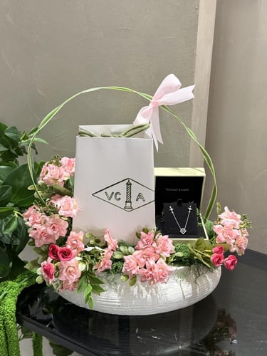 عقد فان كليف & فازة فخمة