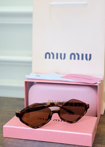 نظارة Miu Miu مع الملحقات