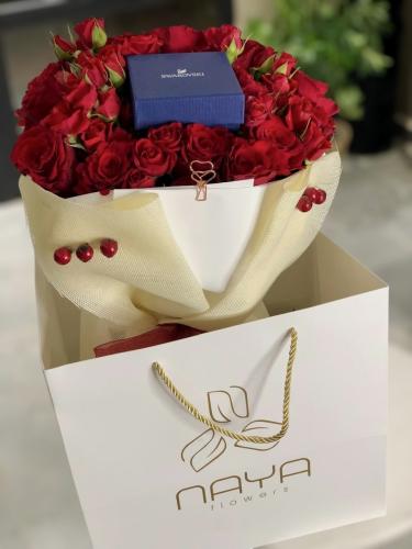 باقة ورد & قلادة سواروفسكي فخمة