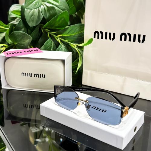 نظارة Miu Miu مع الملحقات
