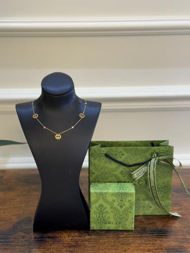 عقد Gucci مع الملحقات