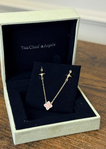 باقة ورد & قلادة فان كليف مع الملحقات