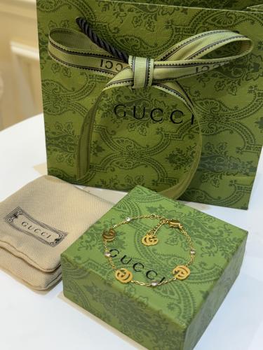 أساور Gucci مع الملحقات