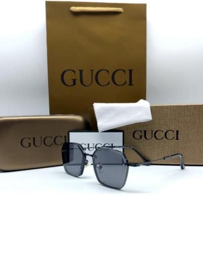 نظارة Gucci مع الملحقات