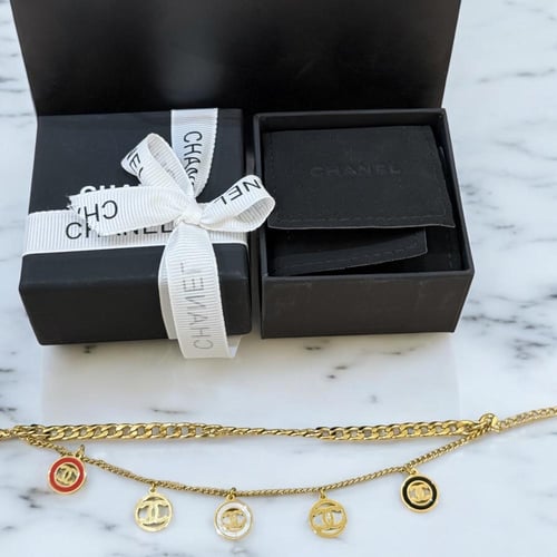 أساور شانيل مع الملحقات