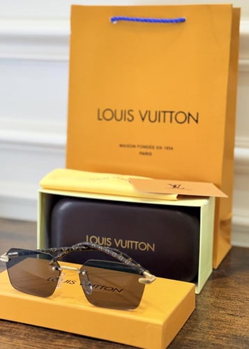 نظارة LV مع الملحقات