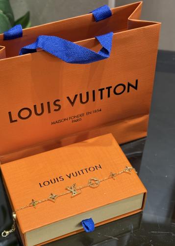 اساور LV مع الملحقات