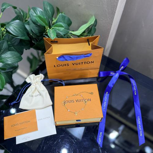 أساور LV مع الملحقات