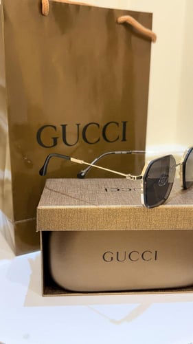 نظارة Gucci مع الملحقات
