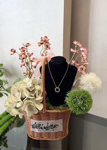 قلادة كارتير تنسيق سلة ورد