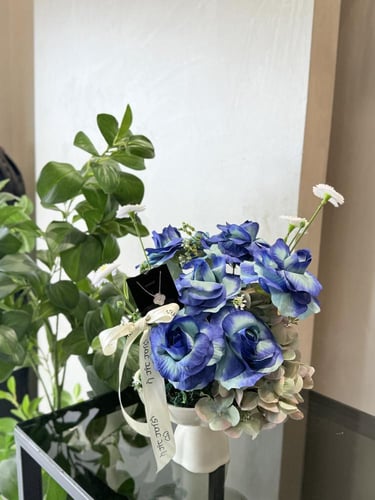 فازة ورد أزرق مميز & قلادة فان كليف