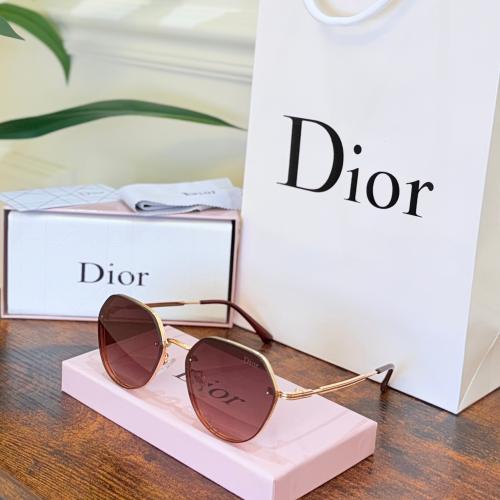 نظارة Dior مع الملحقات