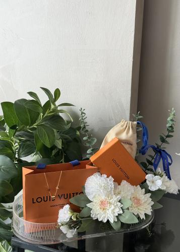 تنسيق فخم عقد LV