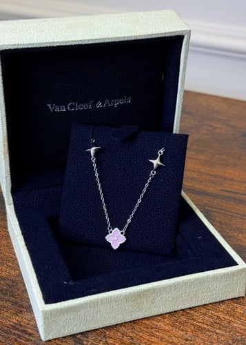 باقة ورد & قلادة فان كليف مع الملحقات