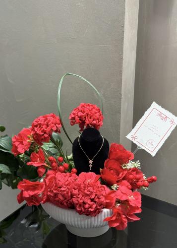 فازة ورد فخمه & قلادة سواروفسكي