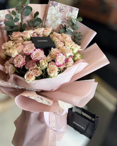باقة ورد & قلادة شانيل