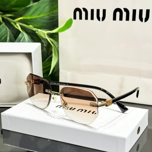 نظارة Miu Miu مع الملحقات