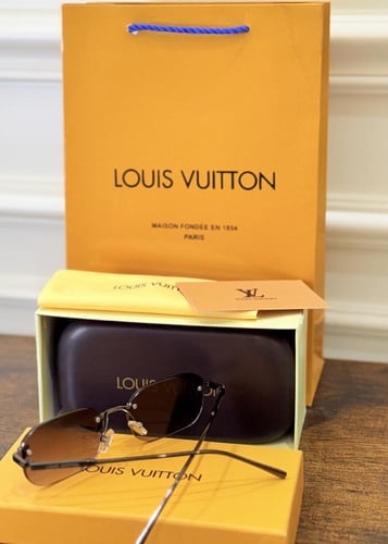 نظارة LV مع الملحقات