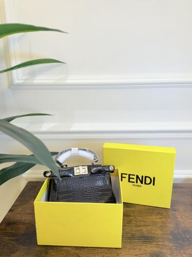 شنطة FENDI مع الملحقات