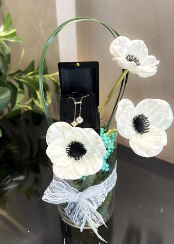 فازة ورد & قلادة LV بتصميم أنيق