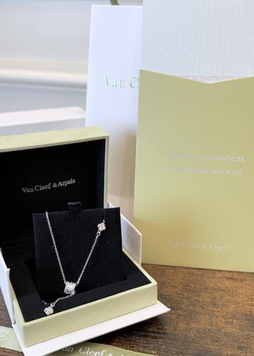 قلادة فان كليف مع الملحقات