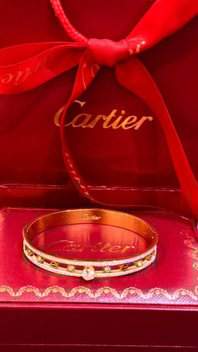 أساور كارتير فخمة مع الملحقات