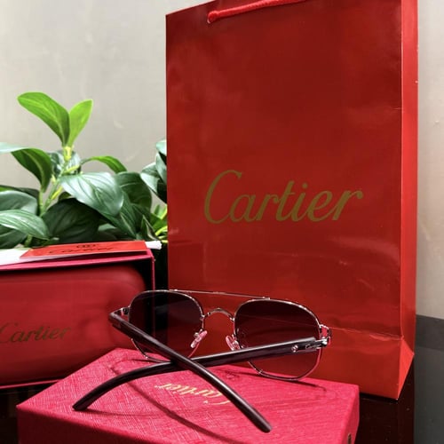 نظارة Cartier مع الملحقات